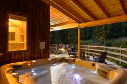 Slopeside River Front Chalet - Image 5